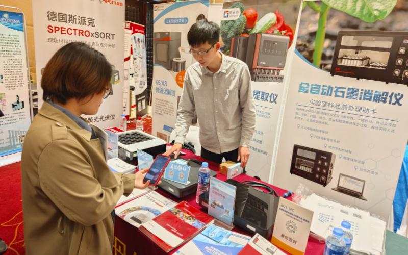 格丹納業(yè)務(wù)經(jīng)理為用戶(hù)介紹儀器