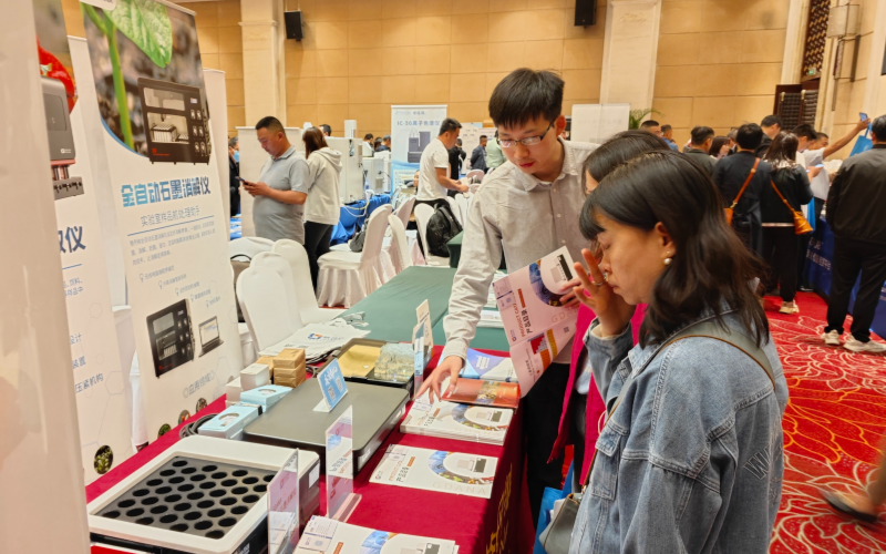 格丹納業(yè)務(wù)經(jīng)理為用戶(hù)介紹儀器