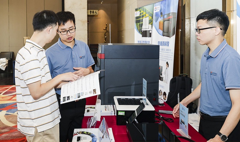 銷售總經(jīng)理為客戶展示商品，耐心答疑解惑